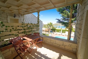 Deluxe-Doppel- oder -Zweibettzimmer, Meerblick | Terrasse/Patio