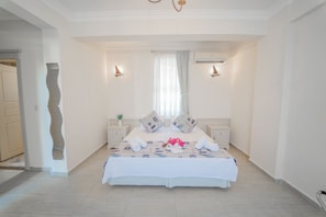 Standard-Doppel- oder -Zweibettzimmer, Terrasse | Hochwertige Bettwaren, Minibar, Schreibtisch, schallisolierte Zimmer