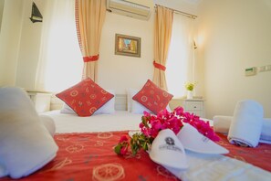 Camera Deluxe con letto matrimoniale o 2 letti singoli, vista mare | Biancheria da letto di alta qualità, minibar, una scrivania