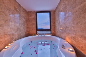 Suíte luxo, banheira de hidromassagem, vista para o mar | Roupas de cama premium, frigobar (abastecido com alguns itens grátis)