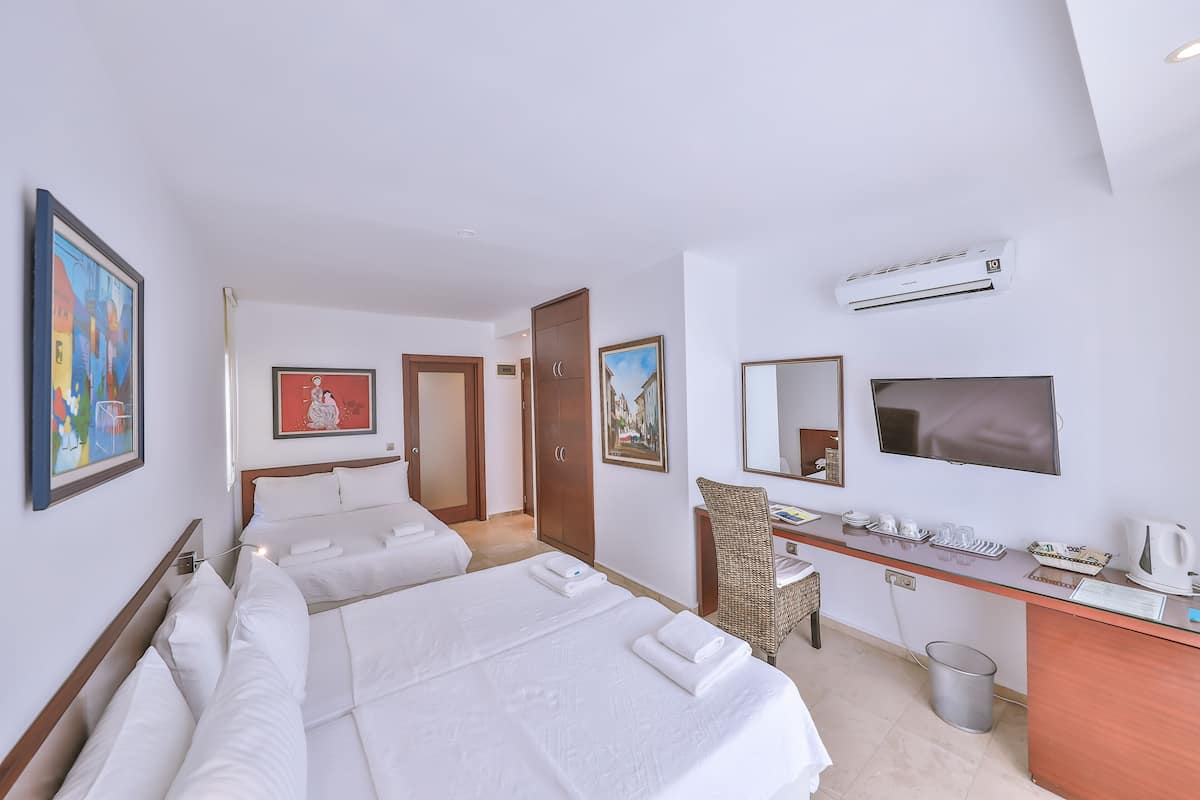 Vierpersoonskamer, balkon, gedeeltelijk uitzicht op zee | 1 slaapkamer, luxe beddengoed, een minibar met enkele gratis items