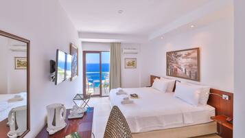 Habitación doble, vista al mar | Ropa de cama de alta calidad y artículos del minibar gratis