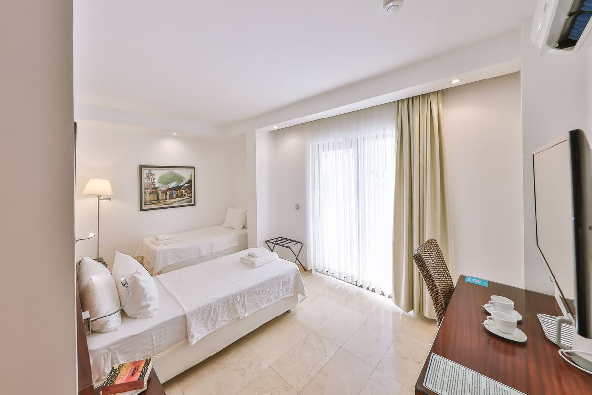 Quarto duplo, vista parcial para o mar | Roupas de cama premium, frigobar (abastecido com alguns itens grátis)