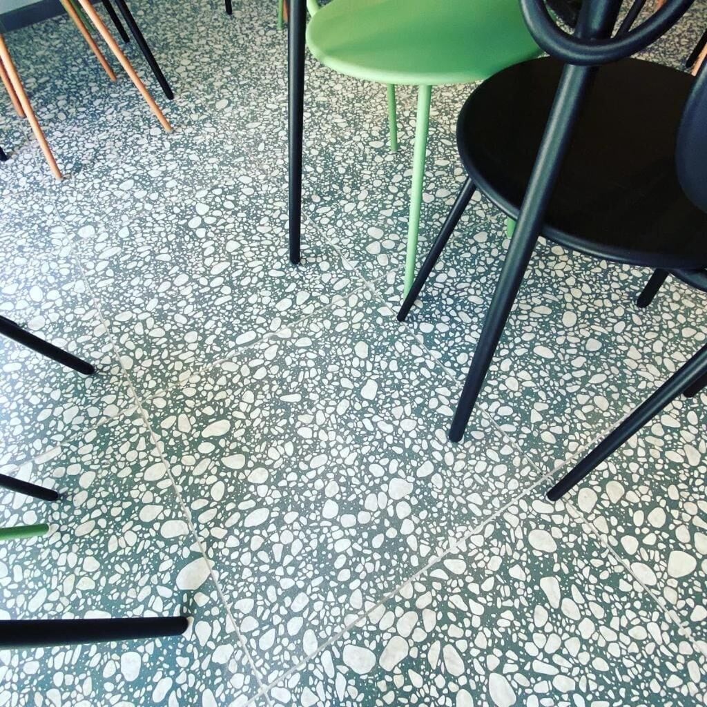 Een terrazzovloer met een puntpatroon.