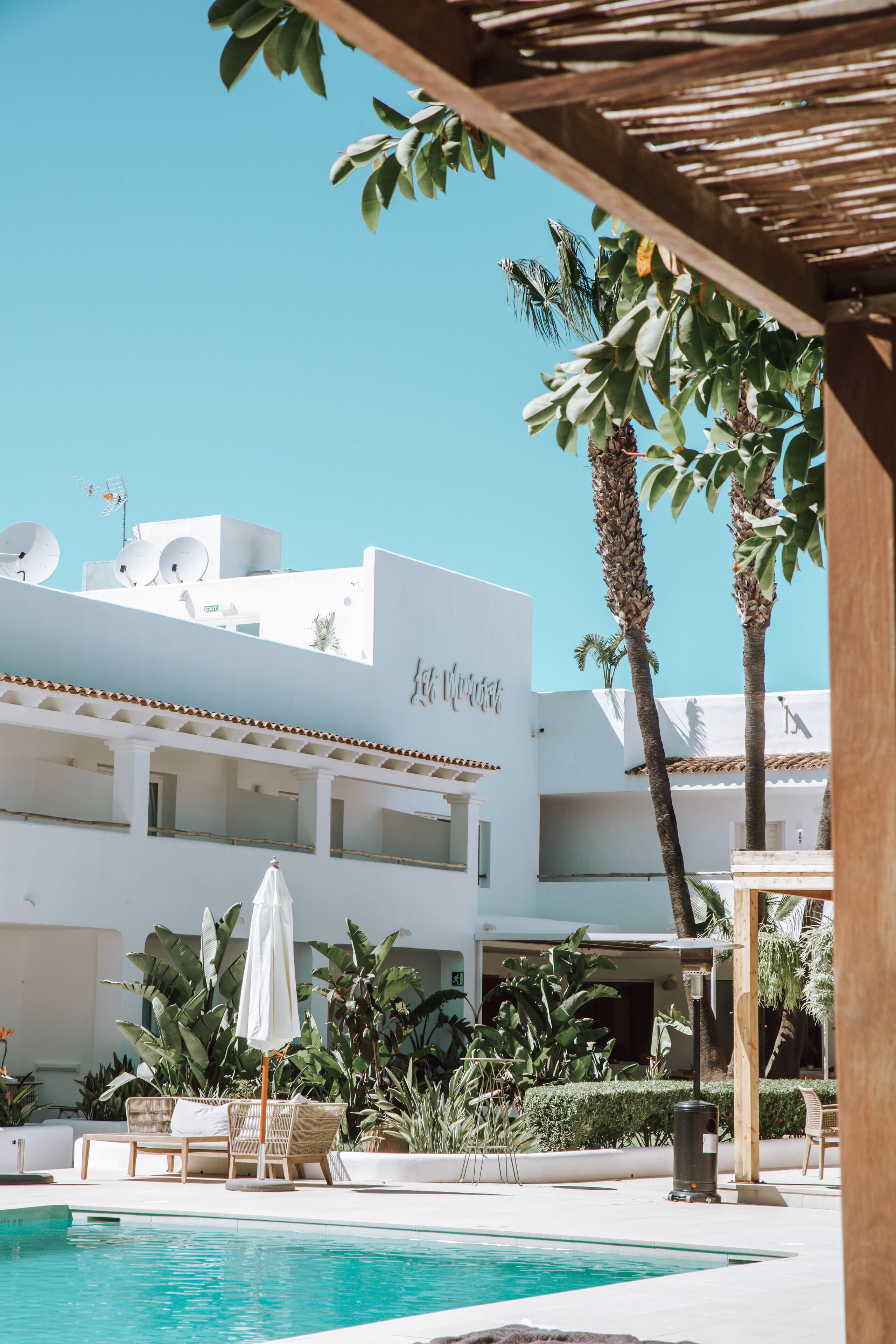 Kolam renang outdoor, dengan cabana gratis dan payung kolam renang