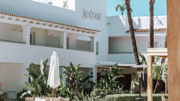 Kolam renang outdoor, dengan cabana gratis dan payung kolam renang