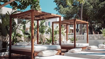 Outdoor pool, free pool cabanas, pool umbrellas