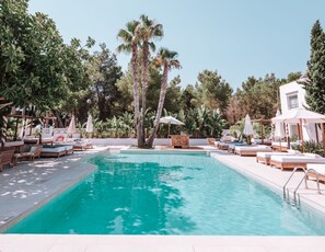 Outdoor pool, free pool cabanas, pool umbrellas - Hotel Boutique & Spa Las Mimosas Ibiza (Sant Josep de sa Talaia)