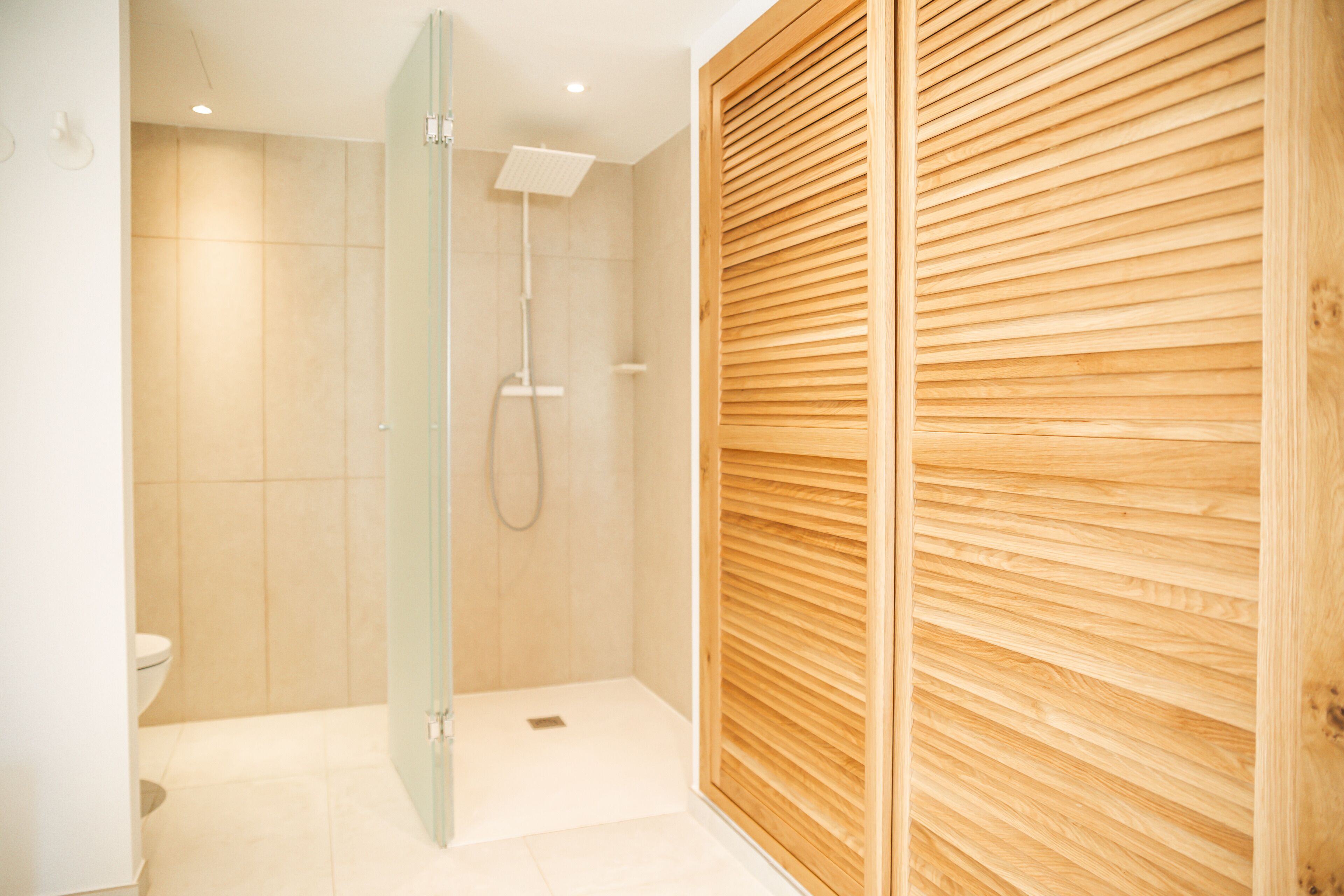 suite | bathroom | deep-soaking bathtub, rainfall showerhead, free toiletries, hair dryer