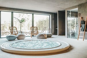 Salas de tratamiento para parejas, un sauna, una bañera de hidromasaje