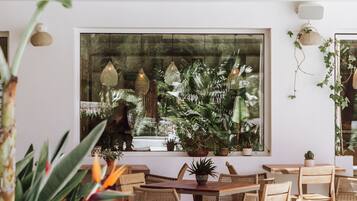 Melayani sarapan, makan siang, dan makan malam