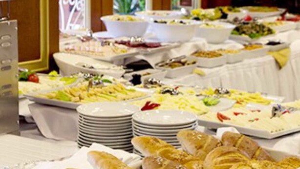 Una mesa de buffet con diferentes platos y pan.