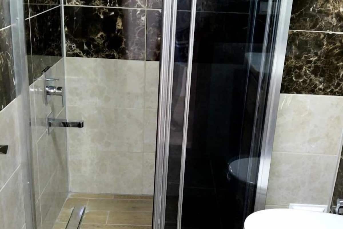 shower, free toiletries, hair dryer, slippers