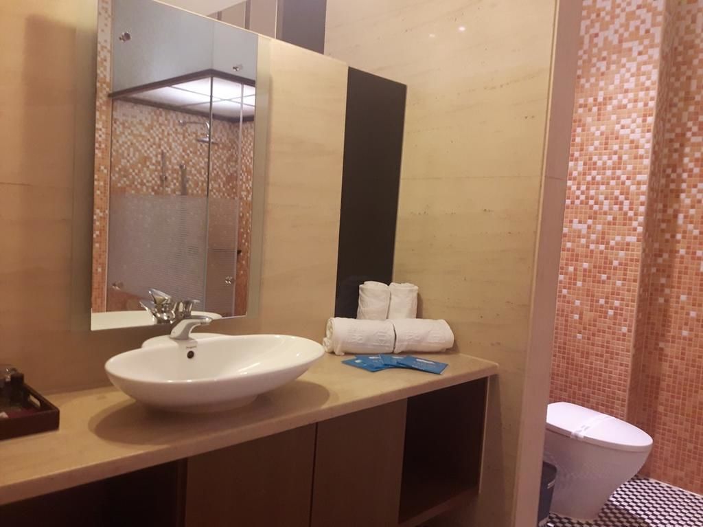 deluxe quadruple room | bathroom | separate bathtub and shower, jetted bath, free toiletries, hair dryer