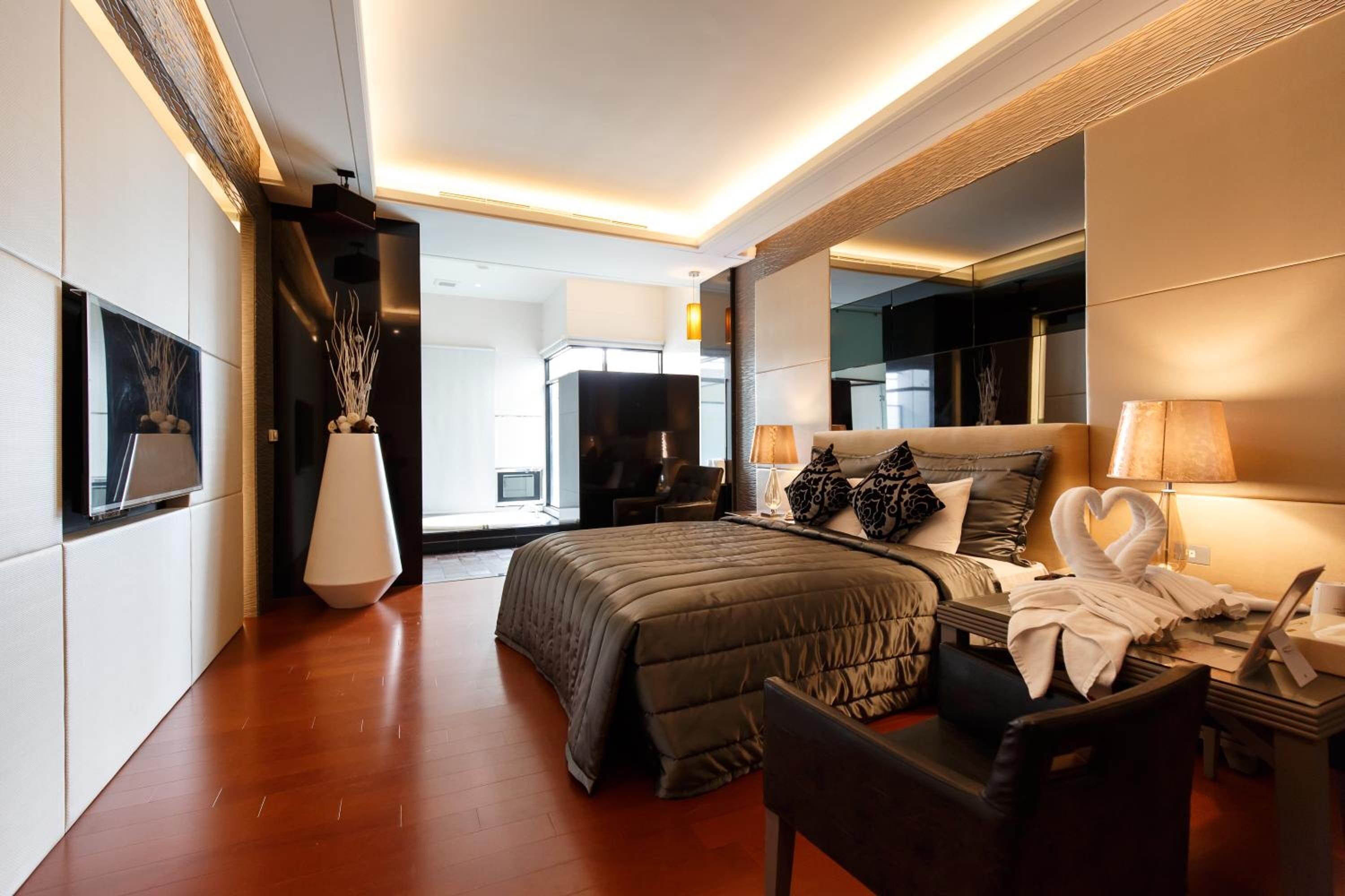 1 bedroom, premium bedding, down duvets, individually decorated