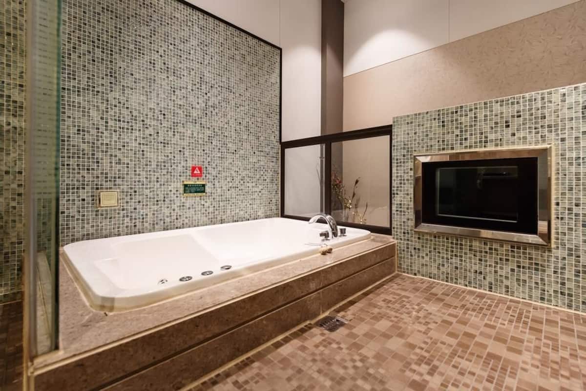 economy double room | bathroom | separate bathtub and shower, jetted bath, free toiletries, hair dryer