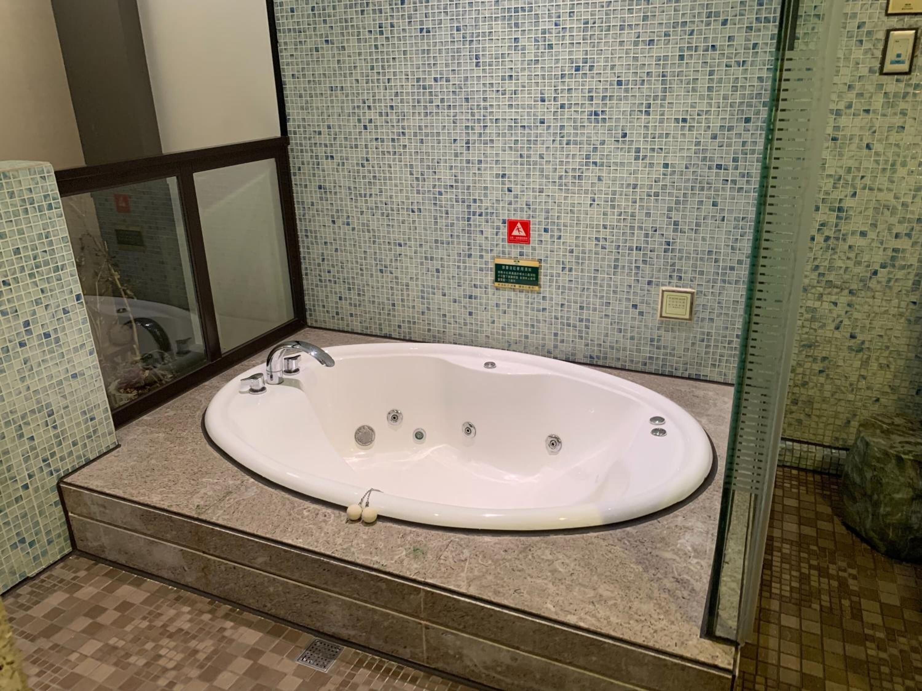separate bathtub and shower, jetted bath, free toiletries, hair dryer