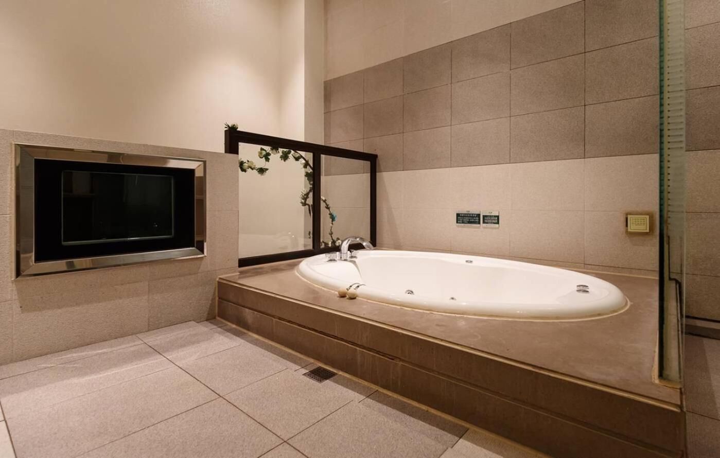 separate bathtub and shower, jetted bath, free toiletries, hair dryer