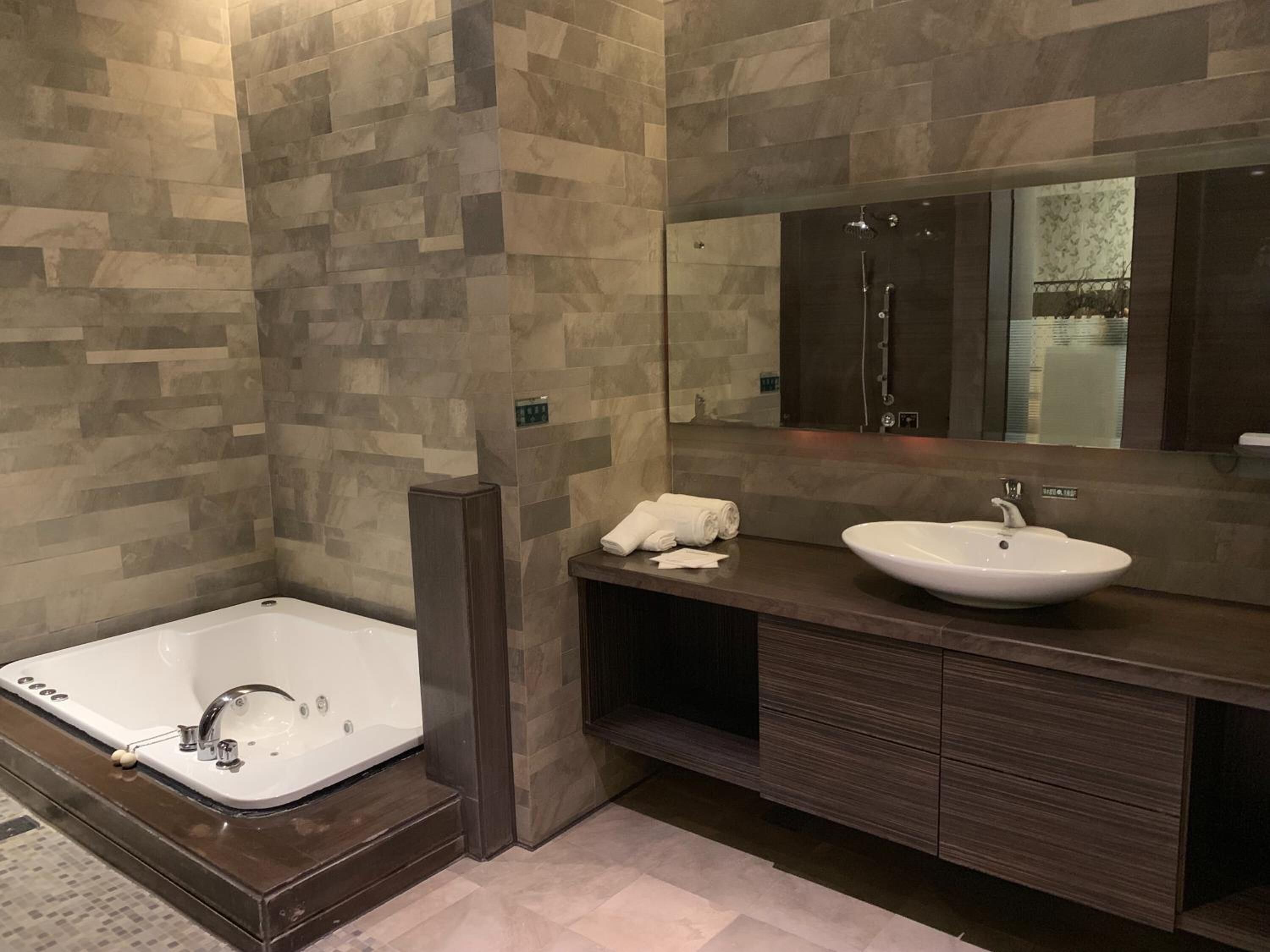 separate bathtub and shower, jetted bath, free toiletries, hair dryer