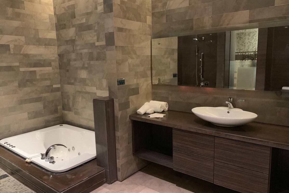 separate bathtub and shower, jetted bath, free toiletries, hair dryer