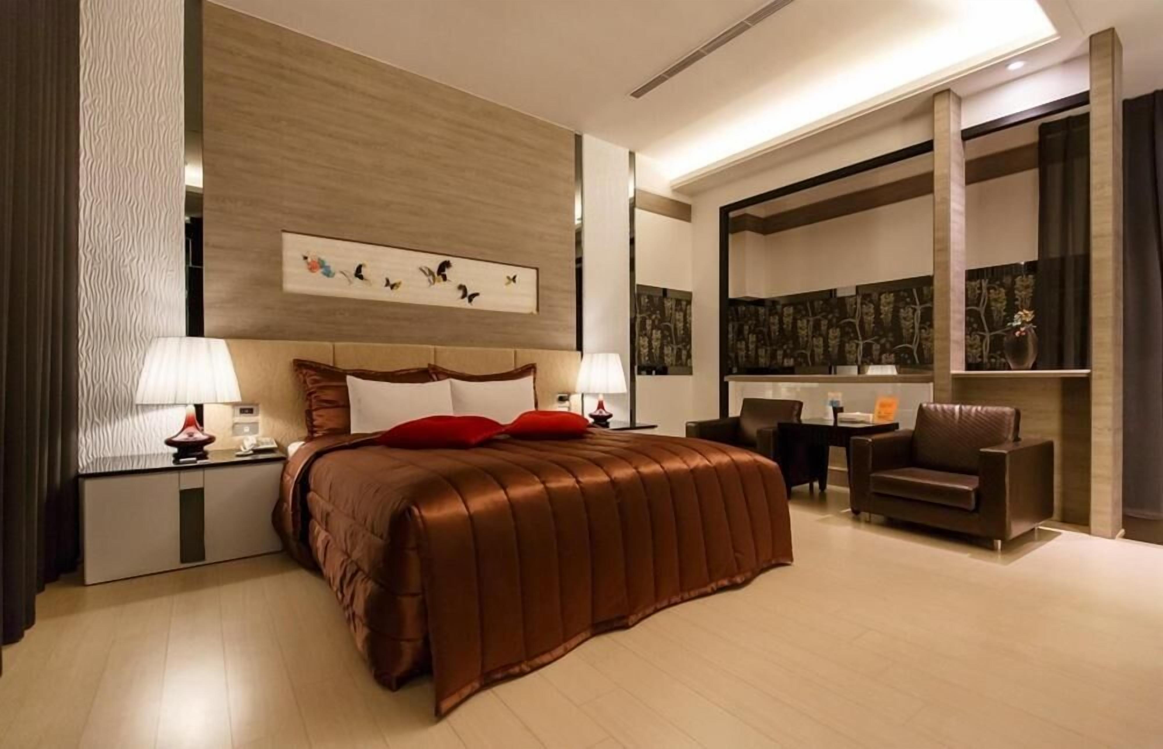 1 bedroom, premium bedding, down duvets, individually decorated