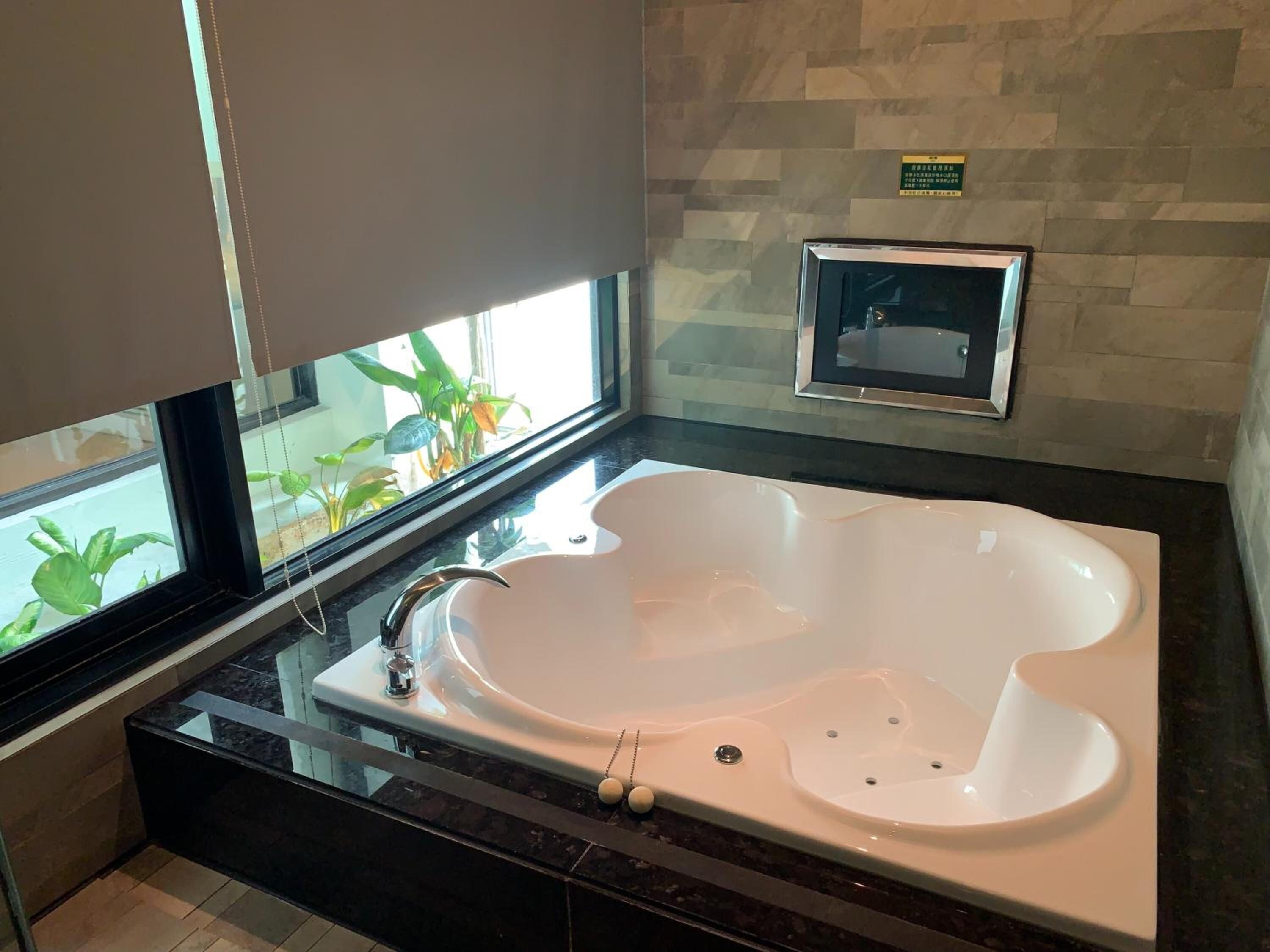 separate bathtub and shower, jetted bath, free toiletries, hair dryer