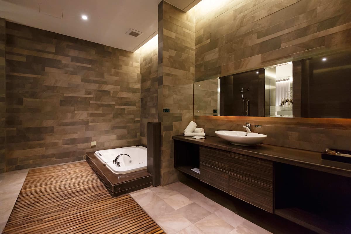 deluxe double room | bathroom | separate bathtub and shower, jetted bath, free toiletries, hair dryer