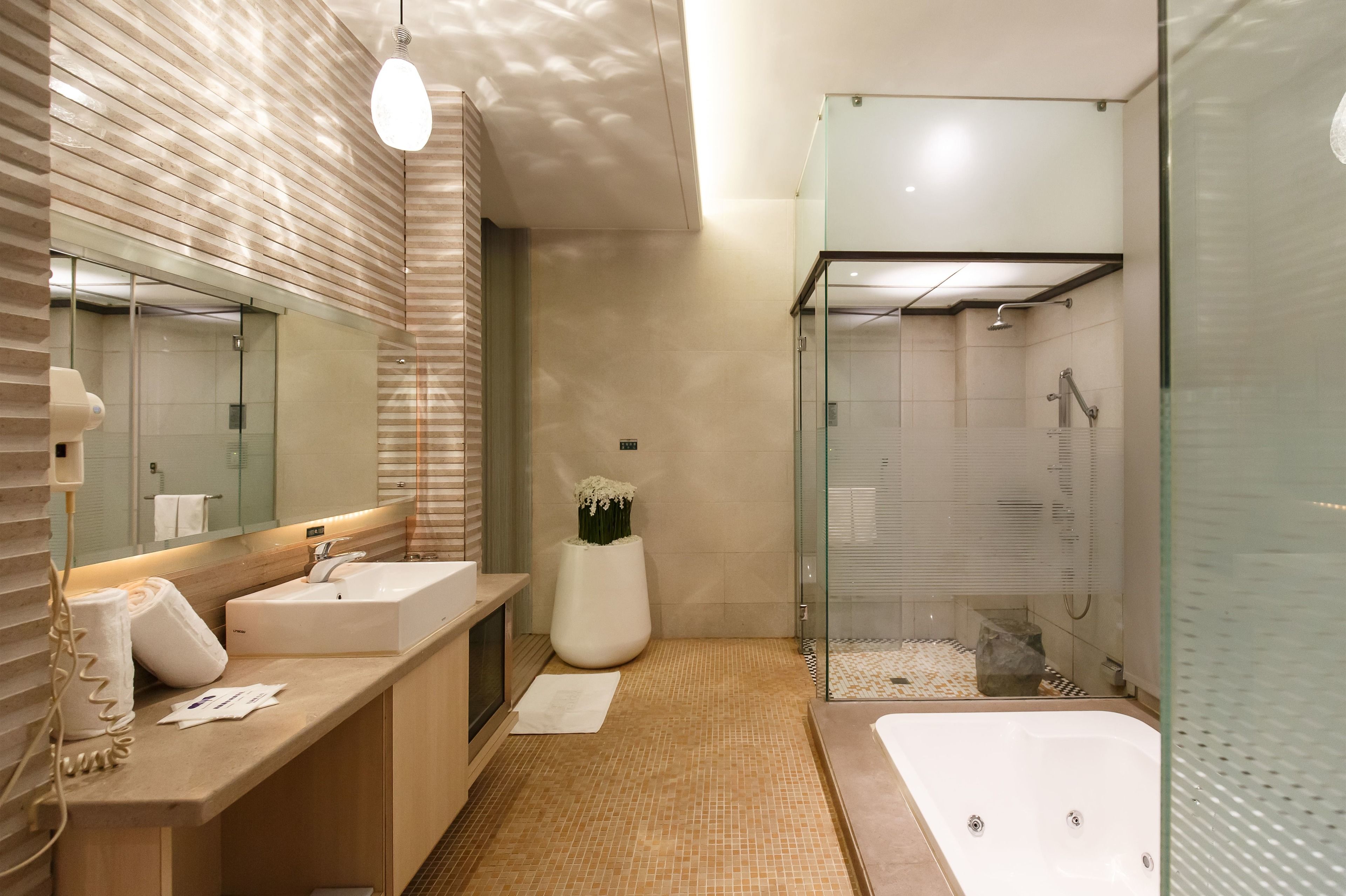 standard double room | bathroom | separate bathtub and shower, jetted bath, free toiletries, hair dryer
