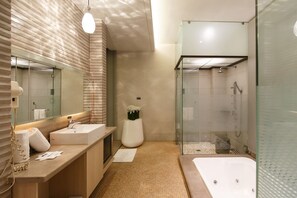 Chambre Double Standard | Salle de bain | Baignoire et douche séparées, baignoire à jets