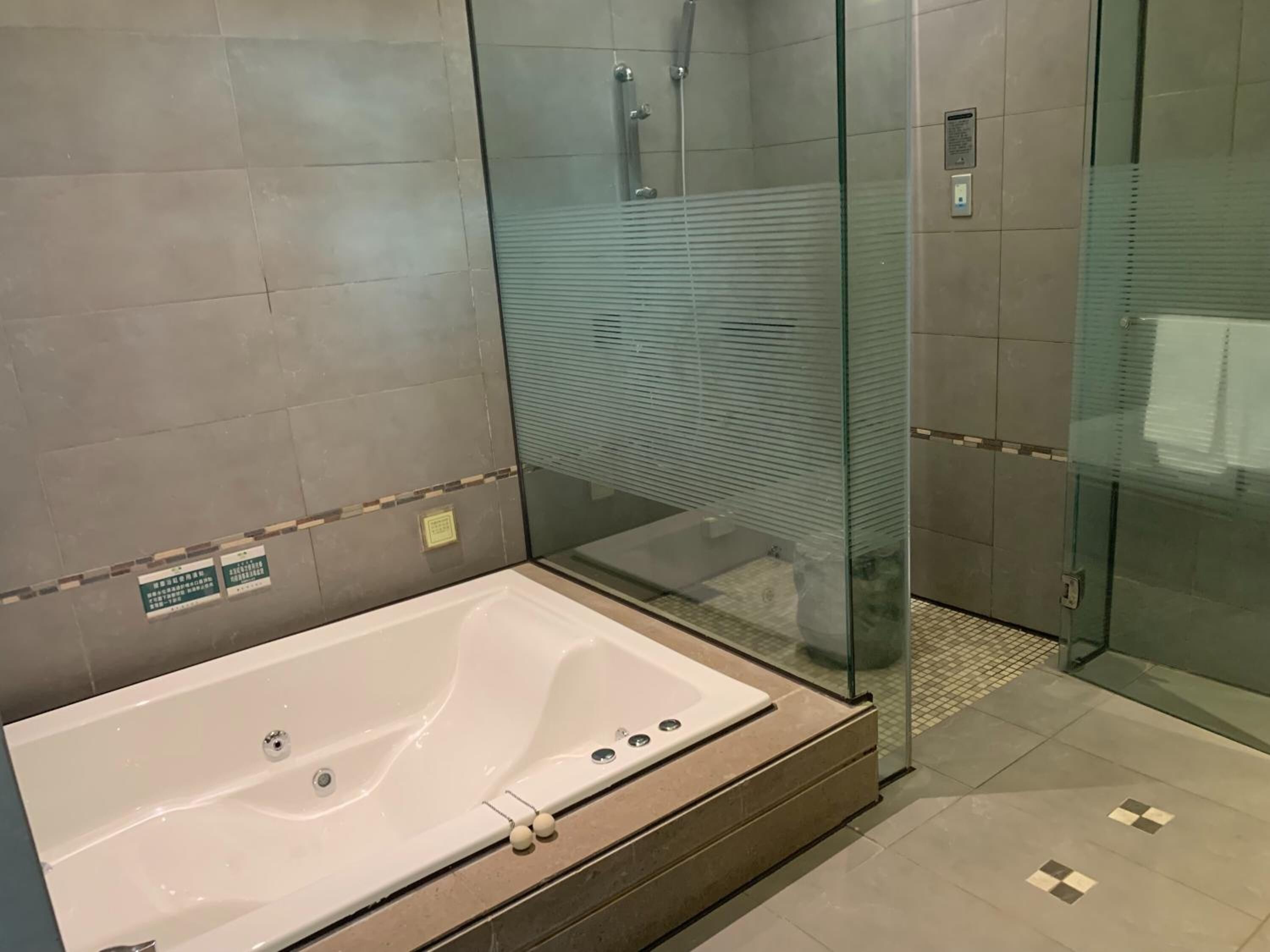 separate bathtub and shower, jetted bath, free toiletries, hair dryer