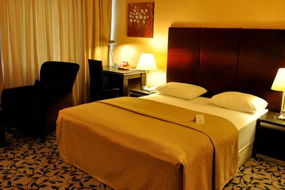 Minibar, in-room safe, free WiFi