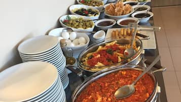 Makan tengah hari dan makan malam dihidangkan