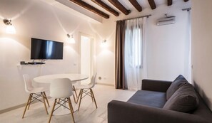 Appartement Confort | Aire de séjour | Téléviseur à écran plat
