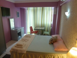 Minibar, bureau, fer et planche à repasser, lits bébé (gratuits)