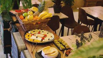 Tägliches kontinentales Frühstück (14.50 EUR pro Person)