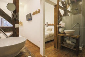 Habitación doble estándar | Baño | Regadera, amenidades de baño gratuitas, secadora de cabello, toallas 