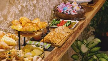 Ein Buffet mit verschiedenen Backwaren, Früchten und Beilagen.
