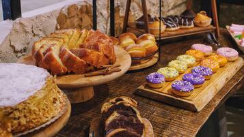 Café da manhã continental todos os dias (EUR 14.50 por pessoa)