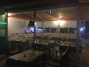 Se sirven desayunos, comidas, cenas y cocina internacional 