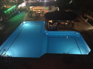 Kolam renang outdoor, dengan payung kolam renang dan kursi berjemur
