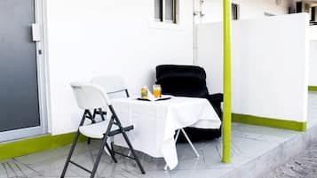 Quarto executivo, vista para o jardim | Terraço/pátio