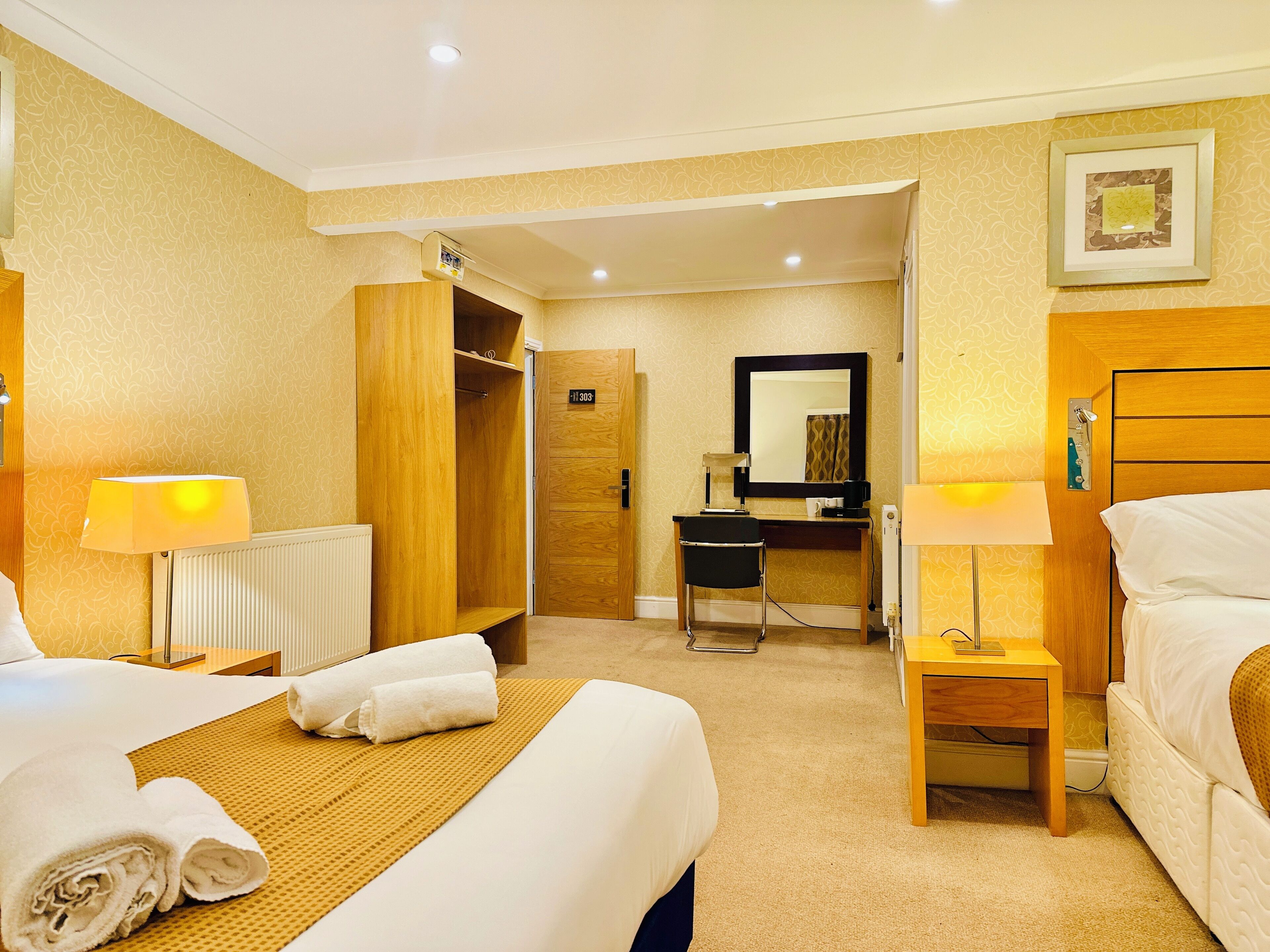 Standard family room for 4(2A+2C) | 意大利 Frette 床单、高档床上用品、加厚床垫、办公桌