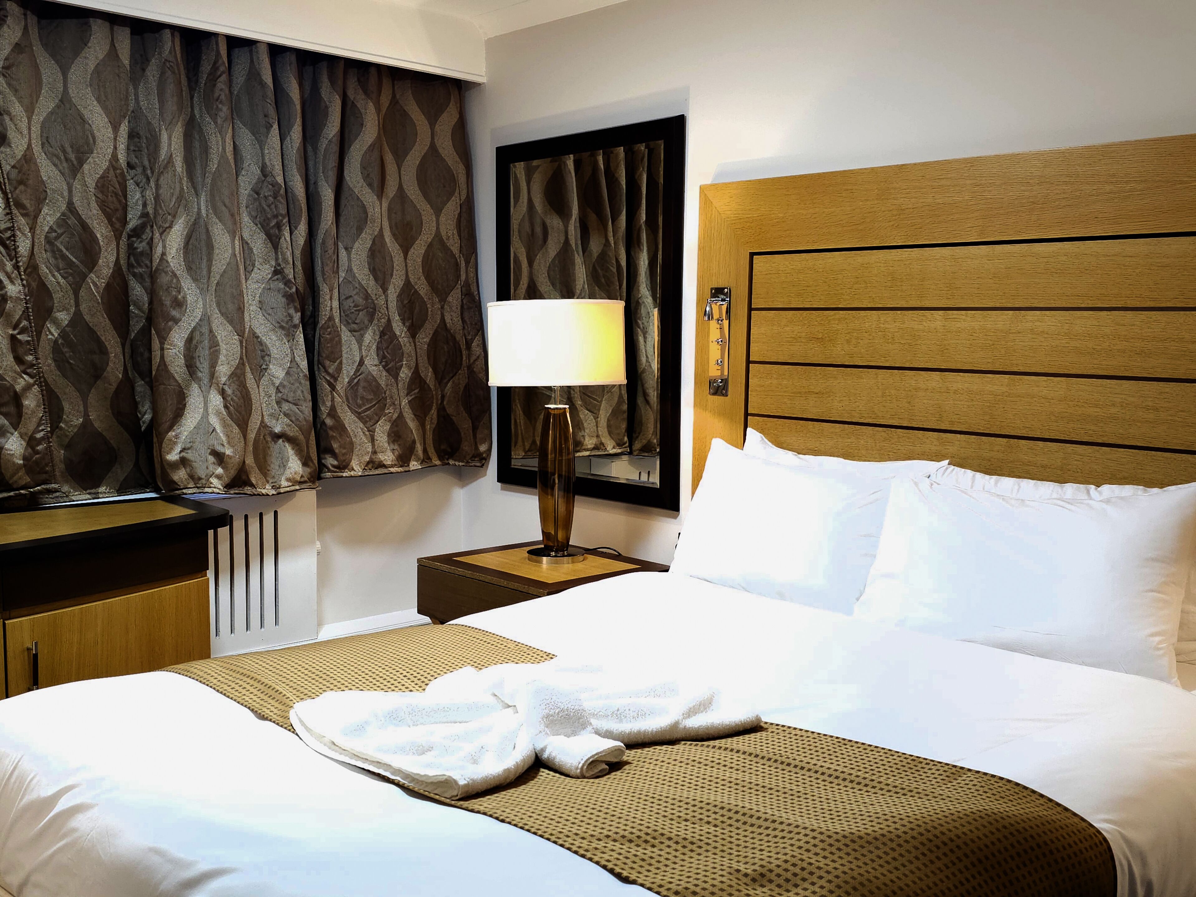 義大利 Frette 床單、高級寢具、舒適加層、書桌