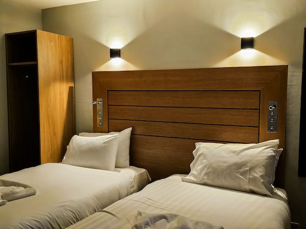 意大利 Frette 床单、高档床上用品、加厚床垫、办公桌