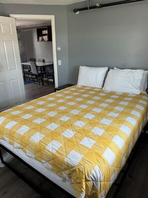 Suite, 1 Queen Bed, 2 Twins