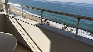 A balcony with a view of the beach and ocean. - Muz Hotel - All Inclusive (Alanya)