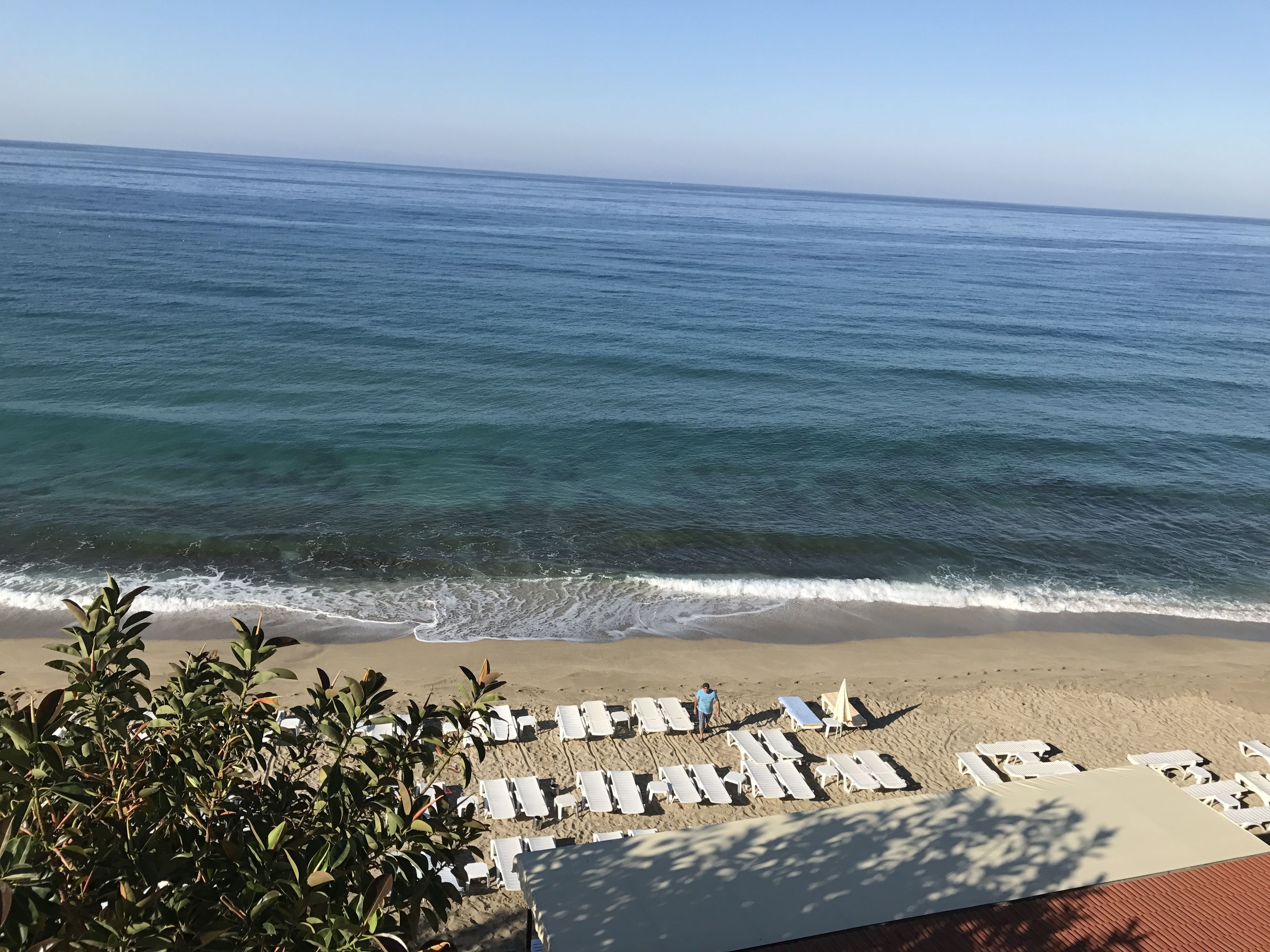 Privatstrand, Liegestühle, Sonnenschirme, Strandtücher