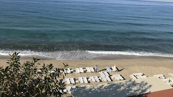 Playa privada, sillas reclinables de playa, sombrillas, toallas de playa