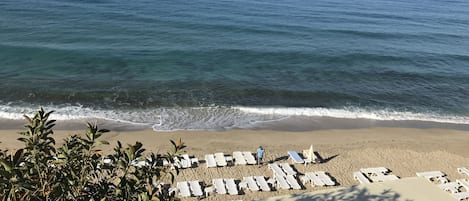 Playa privada, sillas reclinables de playa, sombrillas, toallas de playa