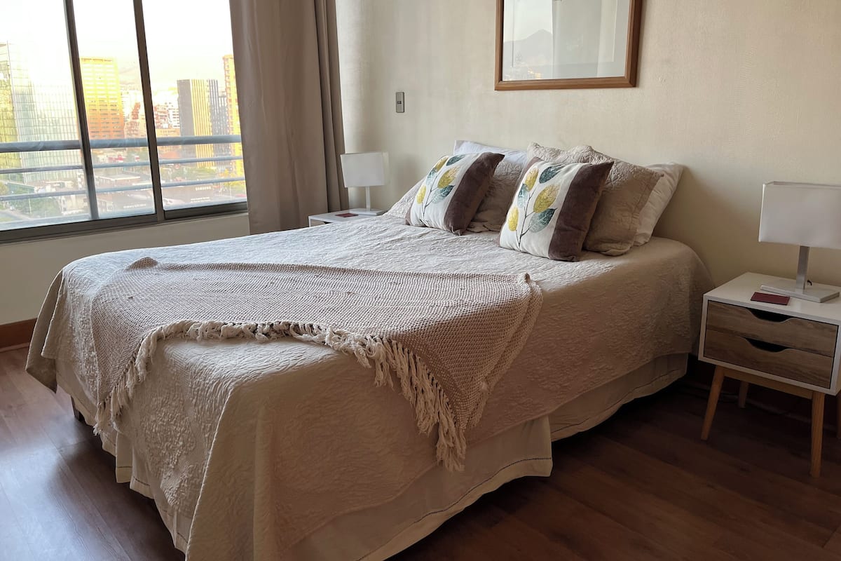 1 habitación, sistema de insonorización y tabla de planchar con plancha